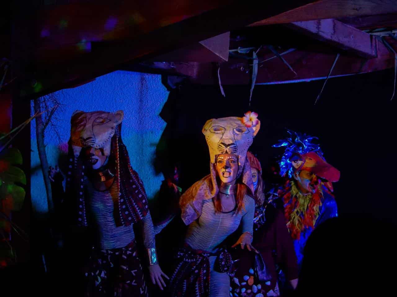 Spectacle animalier au camping Arlequin Vacances, scène colorée.