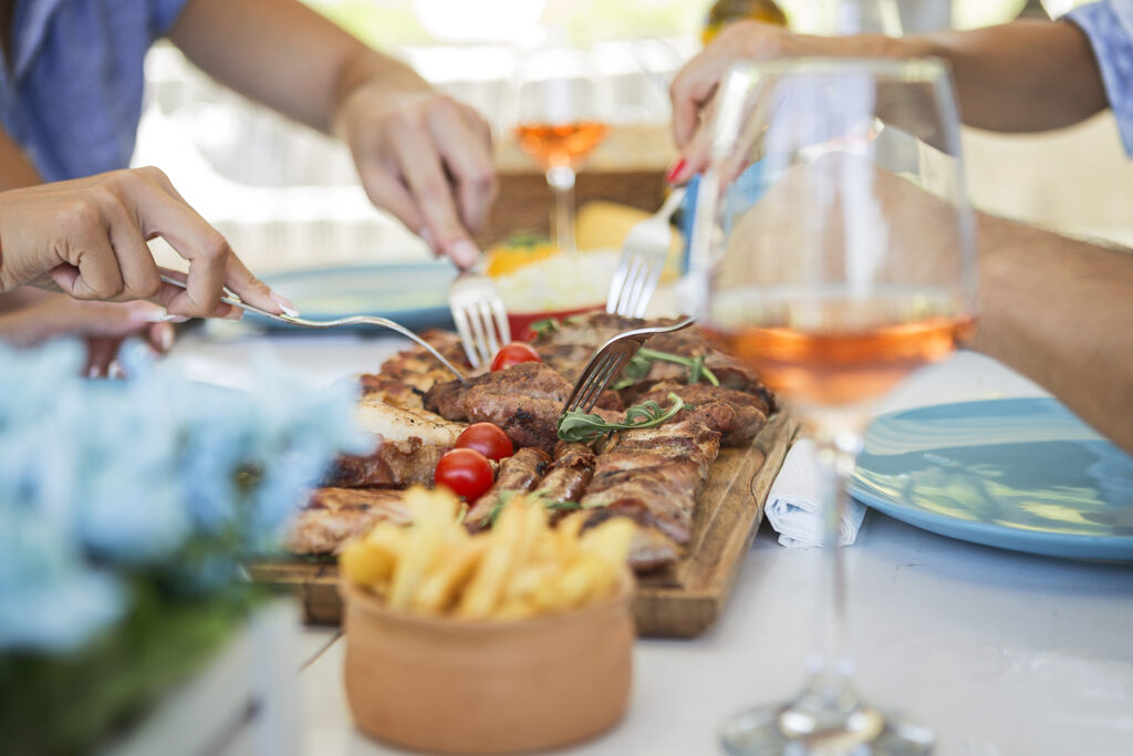 Vacanciers partagent repas convivial en camping Arlequin.