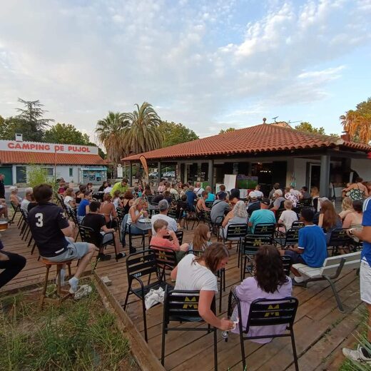 Vacanciers bénéficiant d’animations sur la terrasse du Camping de Pujol, Argelès-sur-Mer.