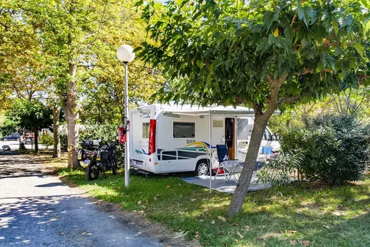 Camping Arlequin Vacances : détente sous les arbres, confort et animations.